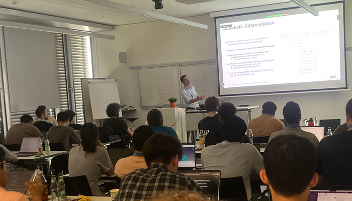 Markus Götz speaks on the topic of differentiable simulations to an audience in the seminar room at the TUM Heilbronn campus.